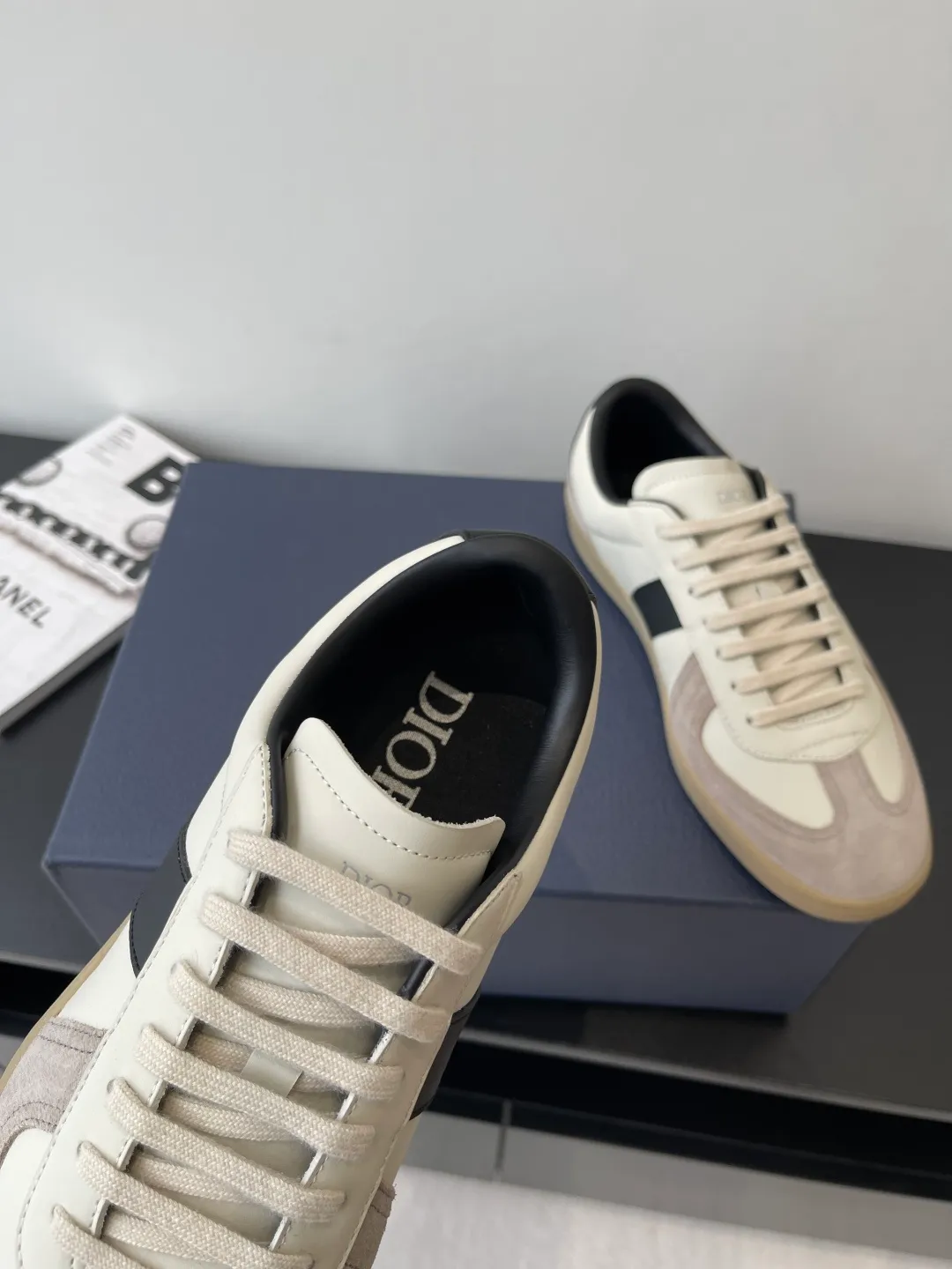 Factory price: 420💰The top version of Dior 25ss new product B01 moral training shoes. The toe size design of the couple's style is a bit wider. The upper foot comfort is perfect. The thread is beautiful. Perfectly suitable for trousers. Decorated with various classic details. It is the ideal choice for daily styling. It can be matched with various casual items to create exquisite shapes. Fabric first layer cowhide/lining sheepskin T men's shoes💰U original outsole Code number: 38-44, customized 45